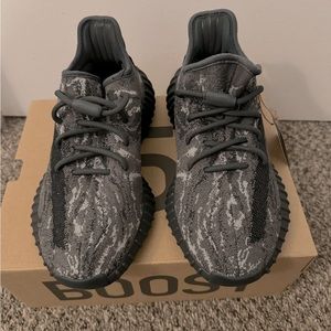 YEEZY:: dark gray BRAND NEW W/tags w-7 1/2